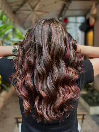 The dimension in this multi-tonal brunette look is incredible. The soft waves show off every single highlight. (No filter)