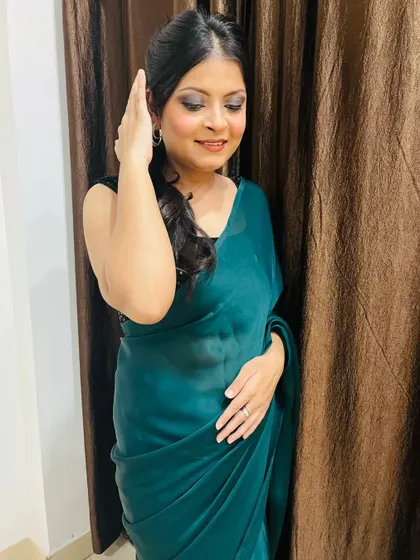 The glittery smokey eye adds just the right amount of drama. Paired with a simple satin saree, the look is incredibly chic.
