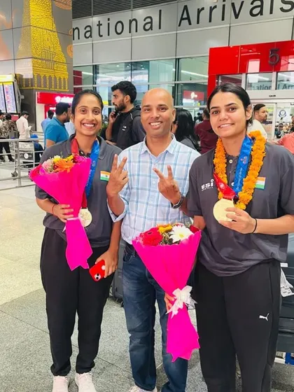 A proud welcome for our champions Pooja and Khushboo Yadav at the Delhi airport. They return with gold medals from the World Police and Fire Games, having made the entire nation proud.