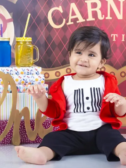 A sweet smile from the star of the carnival. This theme is so vibrant and full of playful energy.