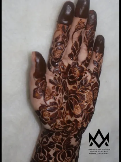 A close up of an Arabic floral design on the palm, showing the beautiful shading that gives the flowers a 3D look.