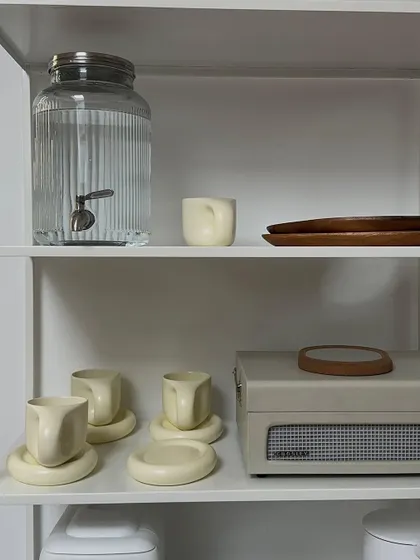 More details from our studio. From the water dispenser to our unique ceramic cups, every element is chosen with care to create a welcoming space.