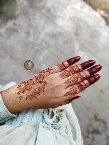 A beautiful light red stain on the back of the hand. This is the initial color that appears right after the paste is removed, which will darken over the next two days.