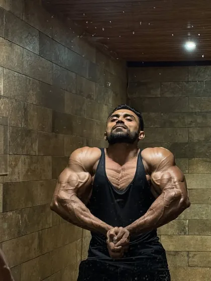 It's not full dry condition, but the pump is still insane. A mirror selfie showing a most muscular pose.