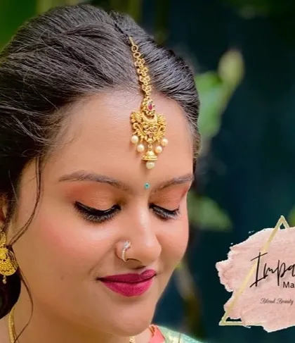 A close-up on the eye makeup and 'maang tikka' for this beautiful guest. The look is subtle yet defined.