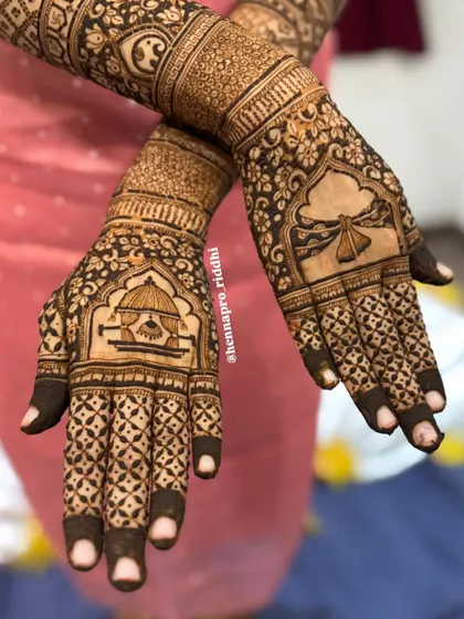 Highlighting classic wedding elements that speak volumes. This design features the Palki (palanquin) and the Gathbandhan (tying of the knot), two deeply symbolic moments from a Hindu wedding.