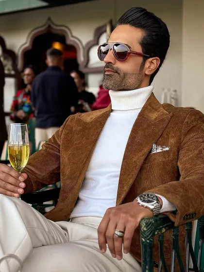 Sophistication and leisure combined. Our brown corduroy blazer is the ideal companion for a day of sport and socializing.