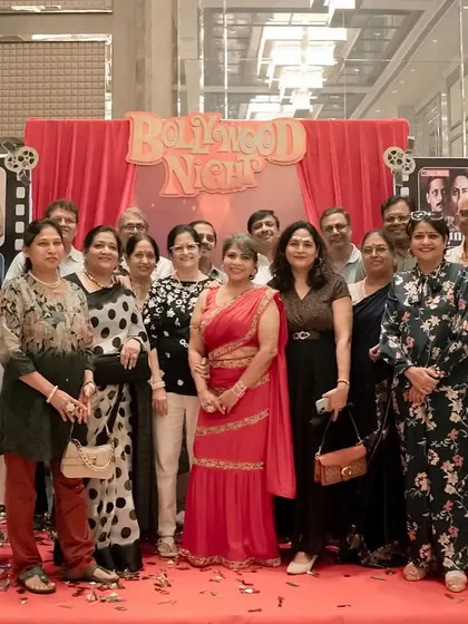 A wonderful group photo of the guests on the red carpet stage.