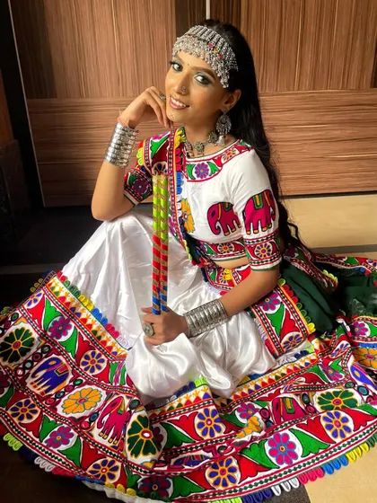 A full-length view of the traditional Gujarati 'chaniya choli' and the complementary festive makeup.