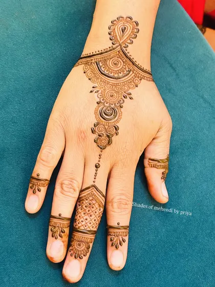 A simple yet elegant Arabic-style 'bel' (vine) design. This is a classic choice for guests who want something quick and beautiful.