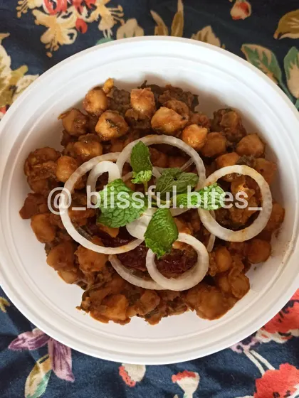 This tangy Chana Batata is a perfect teatime snack, full of authentic street food flavor.