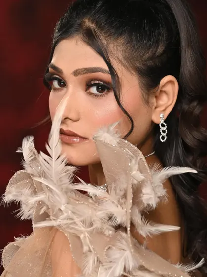 A final look at this gorgeous spotlight eye makeup. The sharp liner and glossy lips complete this polished party look.