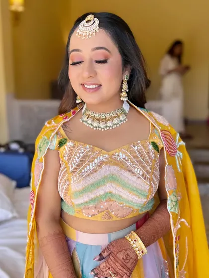 Minimal magic for a daytime event. I used soft peach and pink tones on the eyes and gave the skin a beautiful, luminous glow.