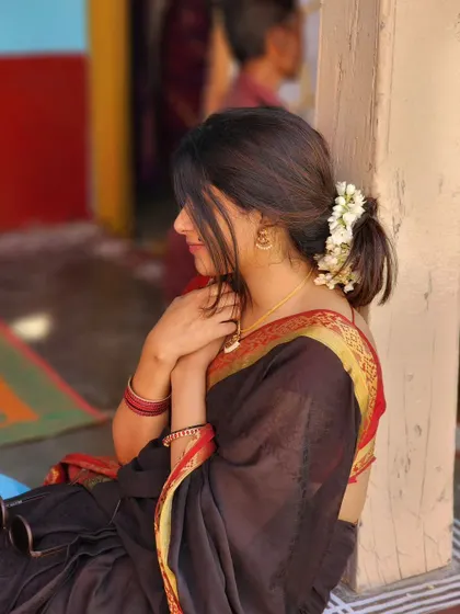 A simple cotton saree with flowers in my hair. Sometimes, the most traditional looks are the most beautiful.