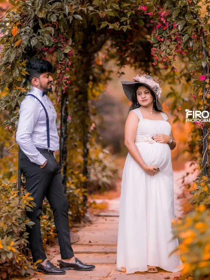 I applied a warm, golden-hour edit to this version of the portrait to give it a different, dreamier mood. The lighting enhances the romantic and serene feeling of this garden maternity shoot.