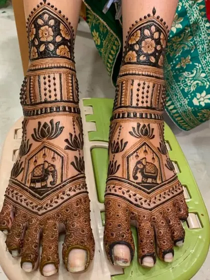 This foot design features the classic combination of elephant and lotus motifs, symbols of strength and purity.
