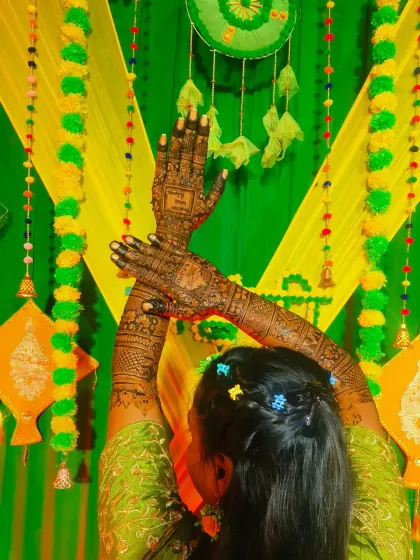 A beautiful shot of a bride posing with her mehandi against a colorful backdrop. This is what pure joy looks like.