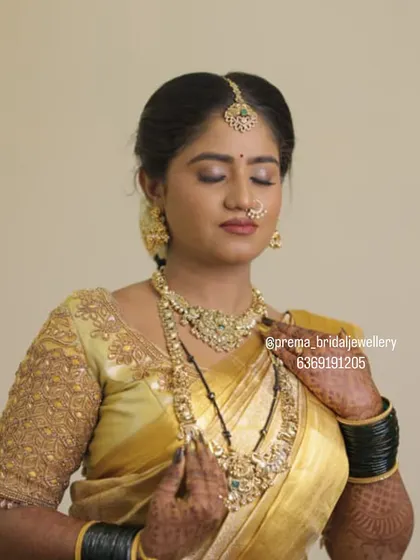 This bride chose a gorgeous Kundan and antique-style set with a matching maang tikka and nose ring. The details are perfect for a classic bridal portrait.