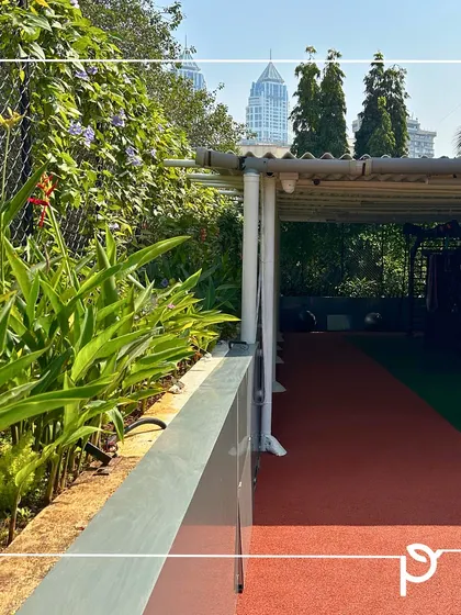 For this South Mumbai gym, we created a perennial green privacy fence using native climbing plants. This solution provides a natural screen while creating a vibrant and inspiring environment for workouts.