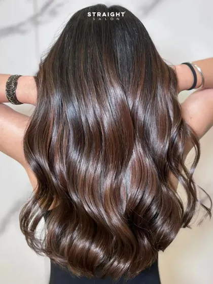 Another back view, showing the full length and volume of this stunning balayage.