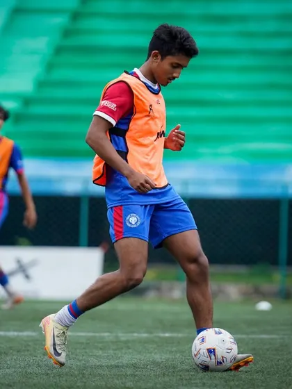 A player from our U19 Young Blues Elite squad focuses on his dribbling. We emphasize technical excellence as the foundation for creative and effective play.