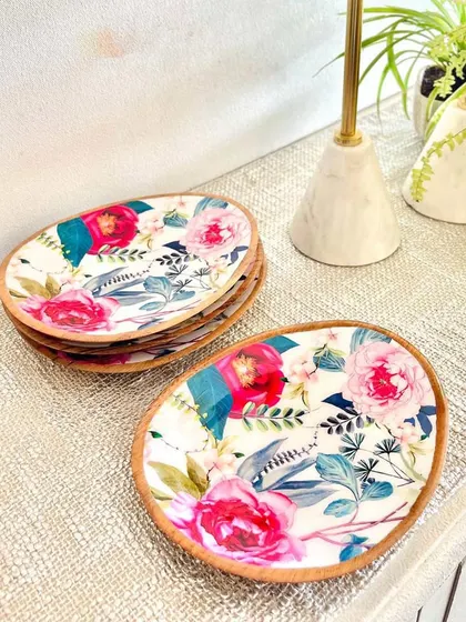 Capture the essence of an English spring with our Tudor Blooms collection. These mini oval plates, featuring beautiful rose prints, are perfect for serving small bites and bringing a touch of countryside fragrance to your table.