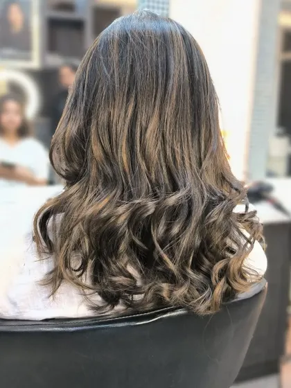 Soft, natural-looking highlights that add a touch of brightness without a drastic change. This is perfect for someone trying highlights for the first time.