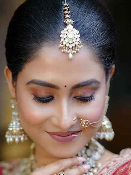 A close-up on the soft, warm tones of this bridal eye makeup. The look is blended to perfection, creating a gentle yet defined appearance.