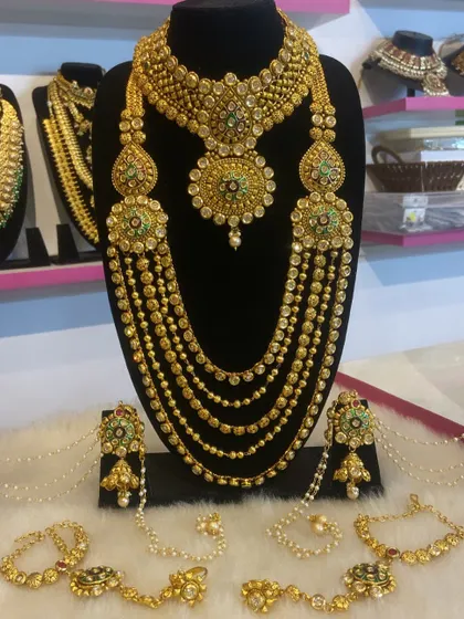 A grand, multi-layered Kundan and pearl set, perfect for a royal bridal look. This rental set includes everything from the necklace to the hand jewellery.