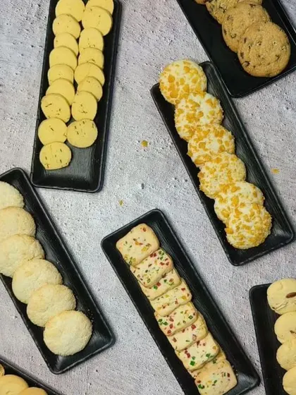 Our cookie class covers a wide range of recipes. Here you can see everything from classic chocolate chip and tuti-frutti to cornflakes cookies, all made by our students.