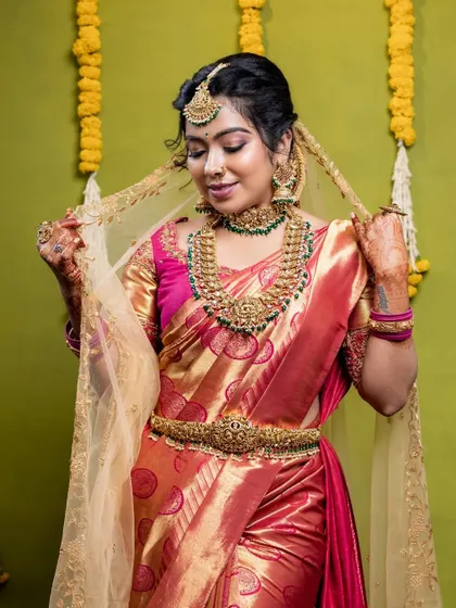 The sheer veil adds a touch of softness to the traditional bridal look. The jewellery shines through, making her look like a princess.