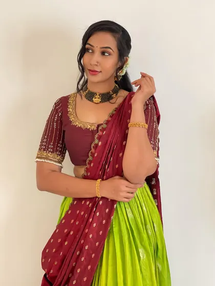 Another look at the details of our rental half saree. The embroidered blouse and the delicate butta work on the dupatta add to its charm.