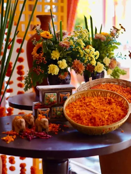 Another angle of the ritual-focused decor, with terracotta pots, baskets of marigold petals, and small elephant figurines, all essential elements for an authentic and beautiful Haldi ceremony.