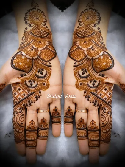 A modern Arabic-style design with bold paisleys and clean lines.
