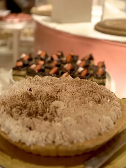 A classic apple pie with a beautiful lattice crust, garnished with fresh figs. This dessert offers a comforting and nostalgic taste, executed with our signature elegance.