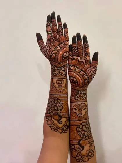 A bold design featuring peacocks and deer, combining different animal motifs for a unique look.