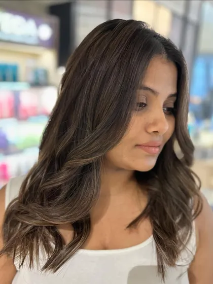 A portrait of summer lovin' hair. The beige highlights on this mid-length cut create a soft, sun-kissed look.