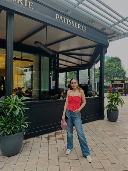 Posing in front of the patisserie. This outfit is perfect for a brunch date.