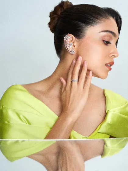 Another beautiful shot highlighting the stunning Anmol Jewellers earcuff that we paired with the Safiyaa gown.