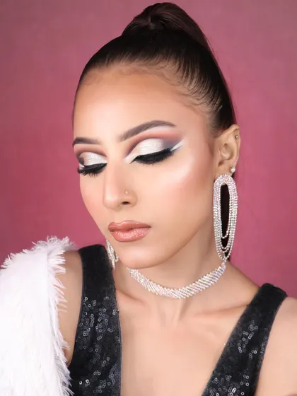 Another angle of this artistic look, showing the precision of the lines and the beautiful blend of shimmer and matte shadows.