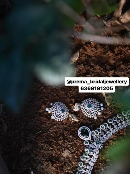 A close-up of the matching AD and emerald earrings.