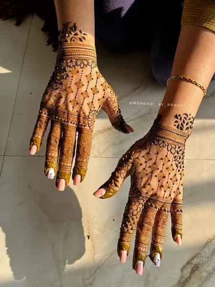A delicate and fine-lined design for the back of the hands. The dotted patterns (bel-buti) give it a light and airy feel, perfect for an engagement or party.