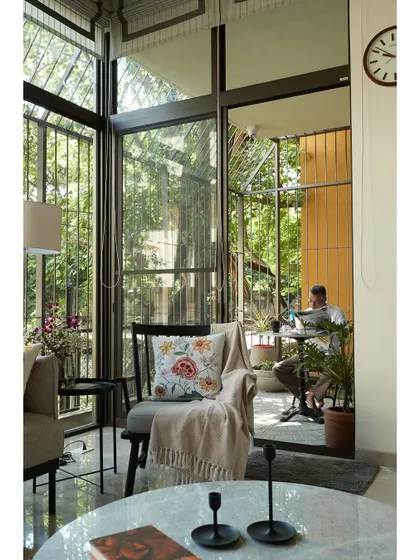 In the Franklin Residence, large glass walls connect the living room to an outdoor patio. This design choice floods the interior with natural light and allows the residents to feel connected to the garden even when indoors.