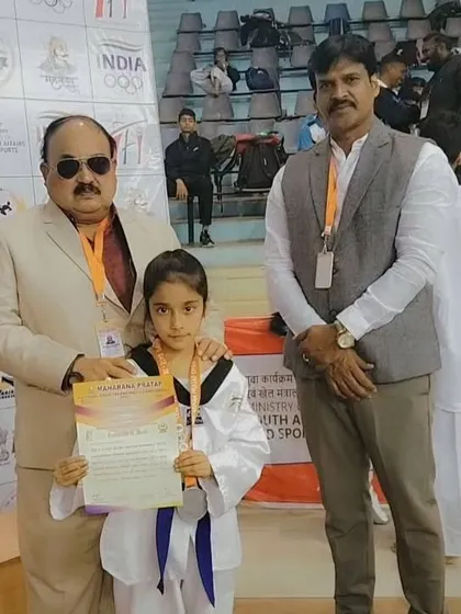 Naysha receiving her certificate and medal at the Maharana Pratap National Championship.