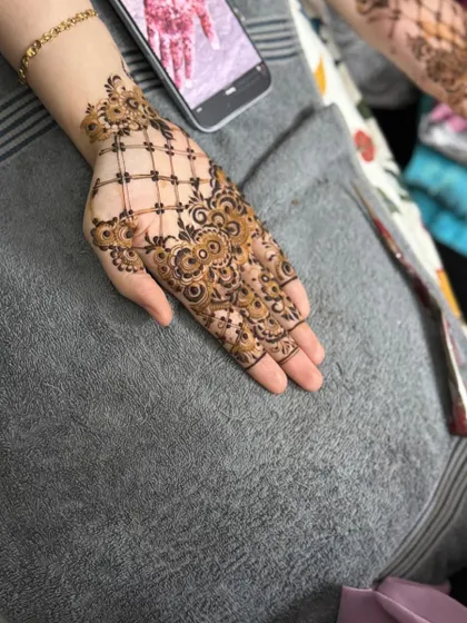 A wider view of the jaali and floral henna design.
