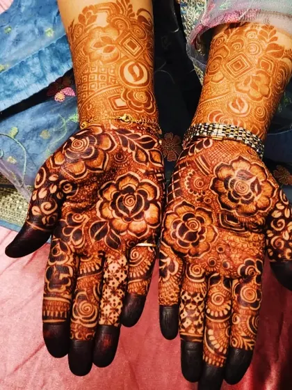 Another example of a fantastic henna stain. The contrast between the dark lines and the skin is what makes the design so striking.