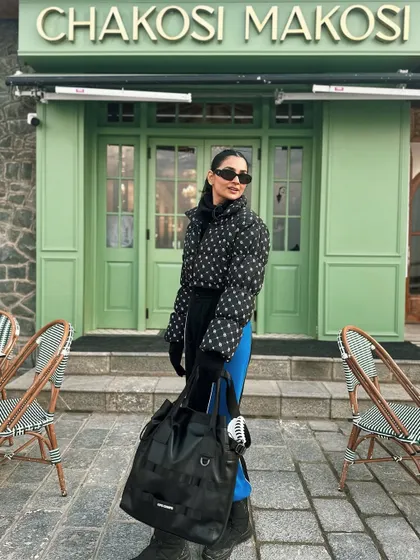 My full winter outfit in front of the charming 'Chakosi Makosi' cafe in Kashmir.