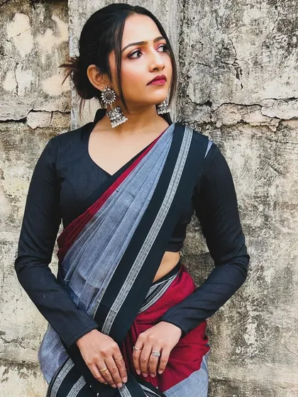 I also create modern and chic styles. This look features a stylish messy bun and bold lip, paired with a contemporary saree, showing my versatility for any type of event or photoshoot.