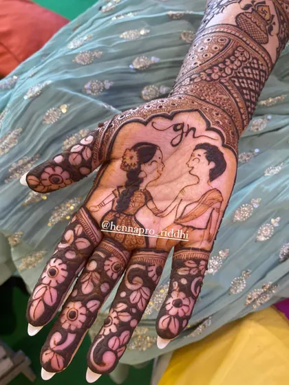Sometimes a simple illustration says it all. This cute cartoon-style portrait of the couple adds a playful and personal touch to the intricate floral patterns on the fingers.