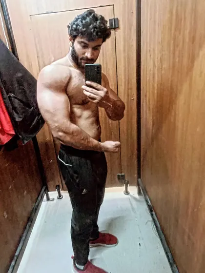 A selfie showing my arm and oblique definition.